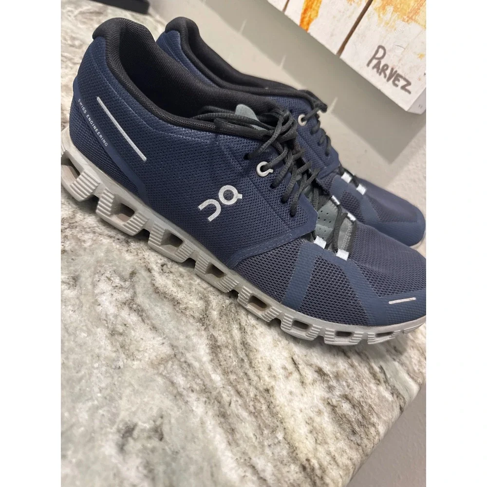 Men's On Cloud 5 running shoes in the Midnight/White colorway size 11